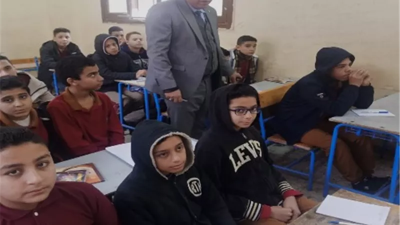 مدير تعليم الخصوص يتابع تسليم الكتب الدراسية لجميع المراحل