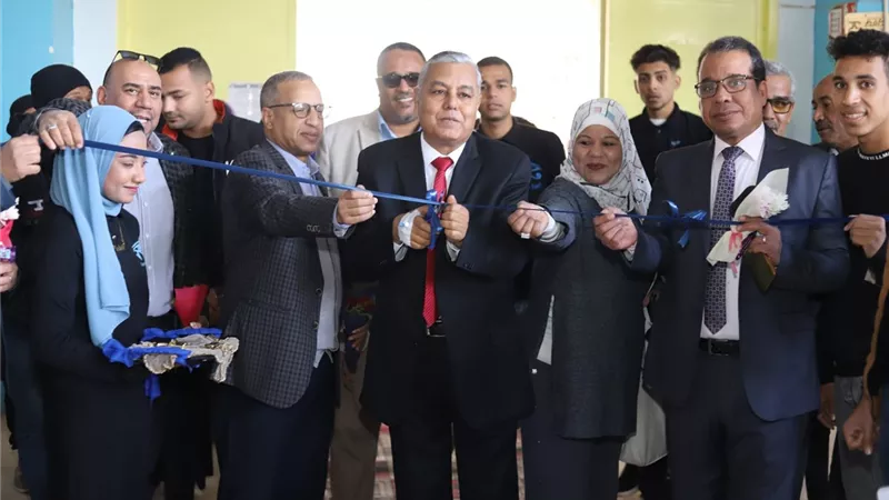 رئيس جامعة جنوب الوادي يفتتح معرض الابداعات الفنية لأسرة حورس