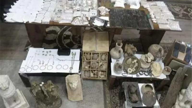 الحبس 15 يوم لعاطل بعد ضبطه و بحوزته مخدرات و326 قطعة اثريه
