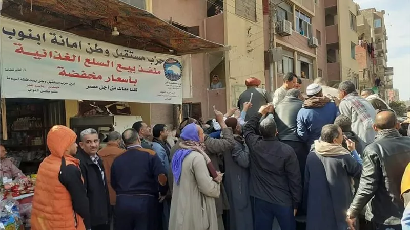 اقبال كثيف من أهالى ابنوب على معرض حزب مستقبل وطن للسلع الغذائية
