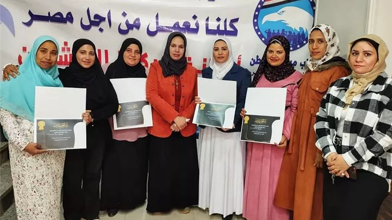 5 سيدات تغلبن على الأميه بالدراسه الجامعيه ببنى سويف