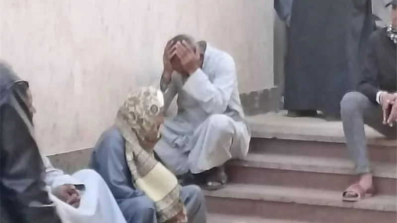 صوره مؤثره وجنازه مهيبه: الاب ينتظر جثامين زوجته وبناته الثلاثه