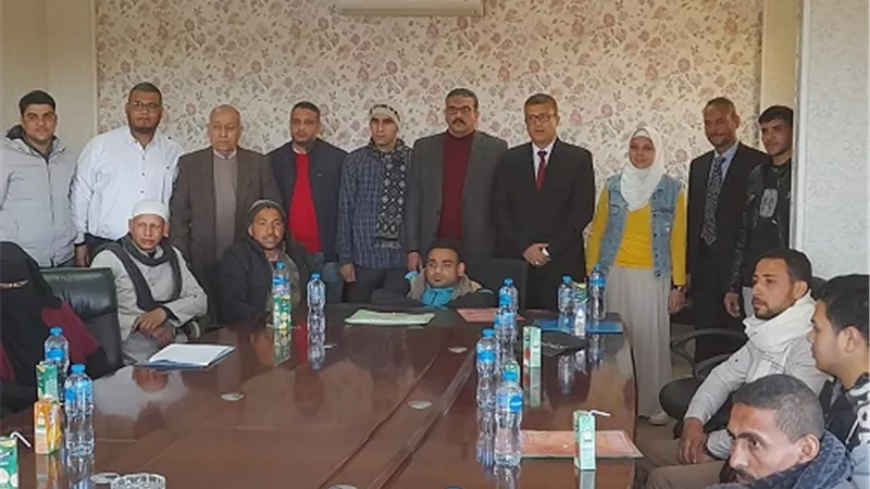 القوى العاملة تعلن تسليم 20 عقد عمل لذوي همم في الجيزة.. صور
