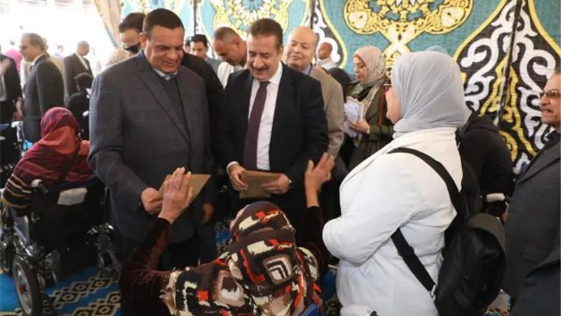 التنمية المحلية ومحافظ المنوفية يسلمان كراسي كهربائية لذوي الهمم