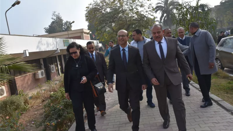 رئيس جامعة أسيوط يزور مقر معهد بحوث ودراسات البيولوجيا الجزيئية