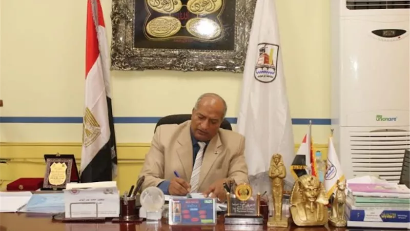 وكيل وزارة التعليم ببنى سويف يهنئ الطالب ارساني شريف