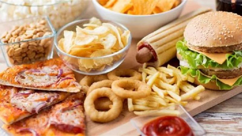 أبرز أضرار الوجبات السريعة.. السمنة وزيادة الوزن