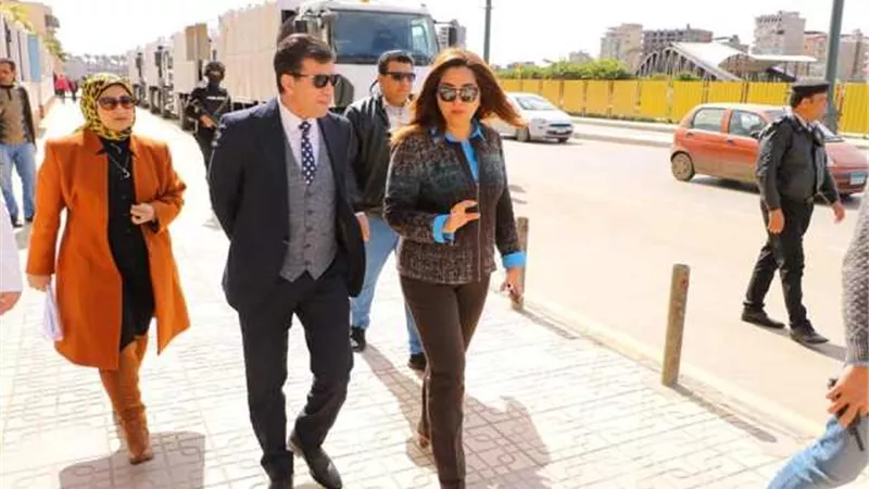 ٥ سيارات مكبس لدعم منظومة النظافة بدمياط