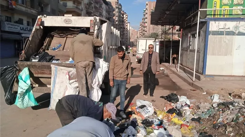 رفع400 طن قمامة و40 طن اتربة من الشوارع والميادين بالمنصورة