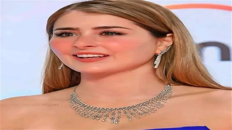 شقيق ياسمين عبد العزيز يتغزل بـ عائشة بن احمد