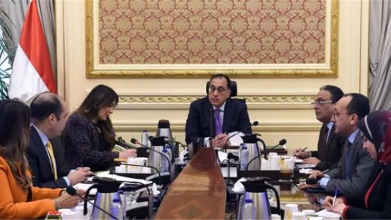 رئيس الوزراء يستعرض مع رئيس 