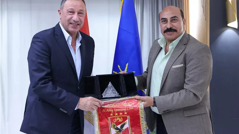 شاهد بالصور.. الخطيب يهدي محافظ أسوان درع وعلم الأهلي