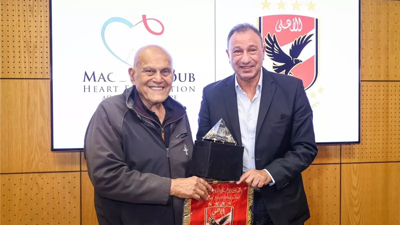 الخطيب يزور مستشفى القلب بأسوان..ويهدي مجدي يعقوب درع وعلم الأهلى