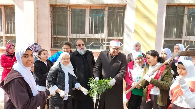 للمرة الثانية صانعي السلام بالمنيا يشاركون الطلاب غرس الشجيرات