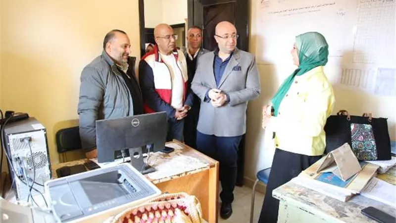 محافظ بني سويف يناقش مع نواب سمسطا الاحتياجات الخدمية
