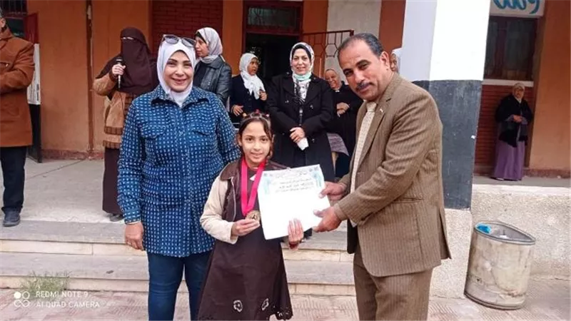 مدير تعليم الخانكة يشارك طالبات مصر الحديثة طابور الصباح
