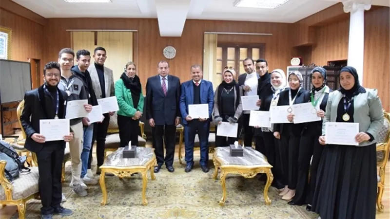 رئيس جامعة بني سويف الأهلية يكرم الطلاب الفائزين في أسبوع القادة