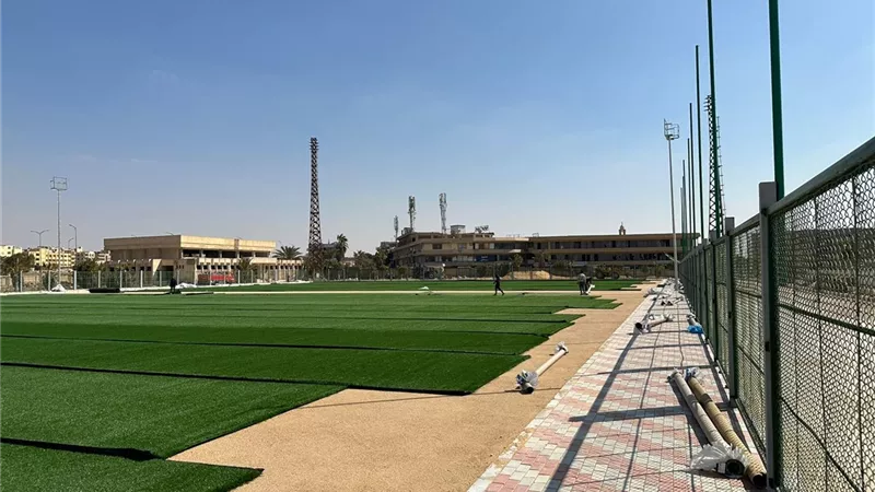 بدء أعمال تركيب النجيل بملاعب مركز شباب الحي السادس بأكتوبر