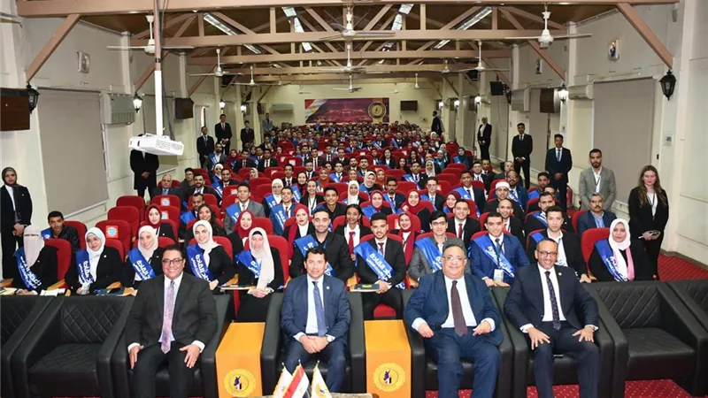 وزير الشباب يلتقي طلاب ملتقى قادة التغيير لطلاب الجامعات المصرية