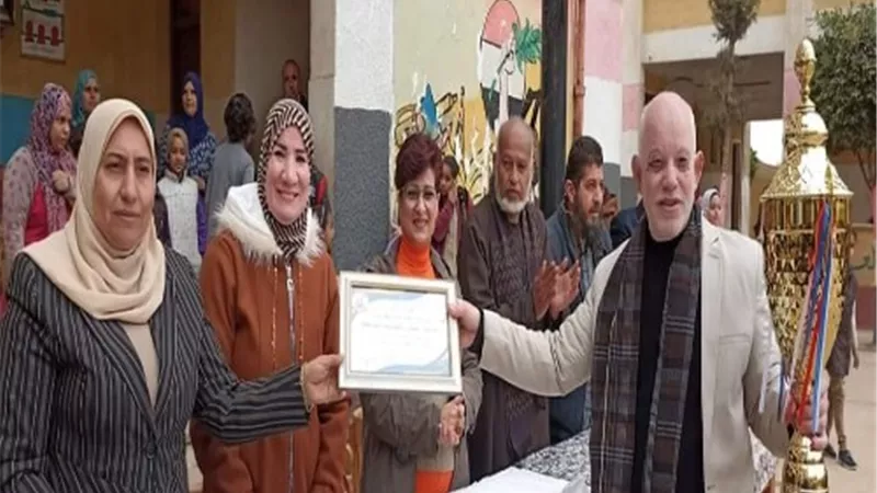 فوز شلقان الابتدائية المشتركة بالقناطر الخيرية بكأس اجمل مدرسة