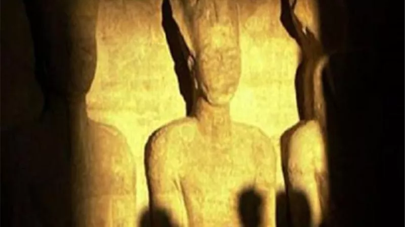 اليوم.. الشمس تتعامد على وجه رمسيس الثانى فى معبده الكبير بأبو سمبل