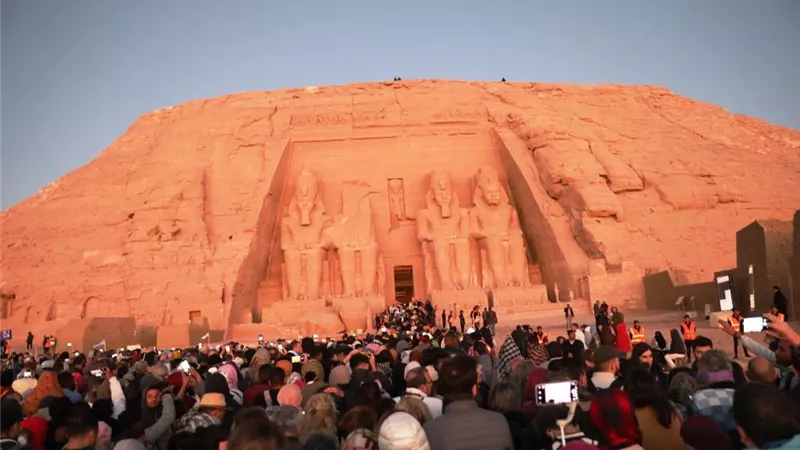 الشمس تتعامد على وجه الملك رمسيس الثانى بمدينة أبو سمبل السياحية