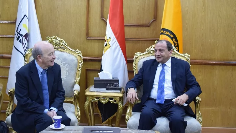 رئيس جامعة بني سويف يستقبل جون ماكفرن مستشار التعليم بالمجلس