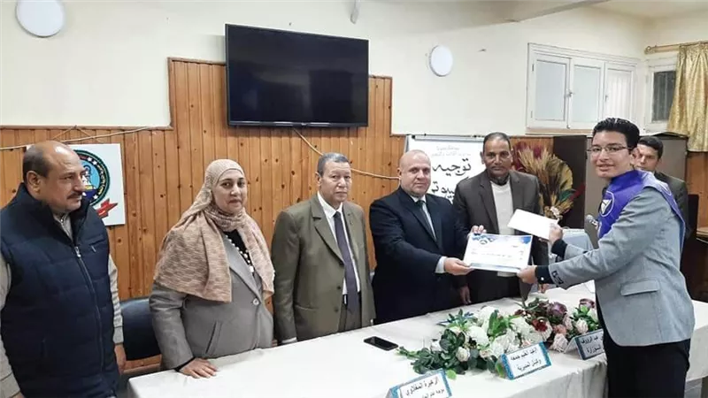 وكيل تعليم دمياط يكرم الطلاب الفائزين بالمراكز الأولى بالمسابقات