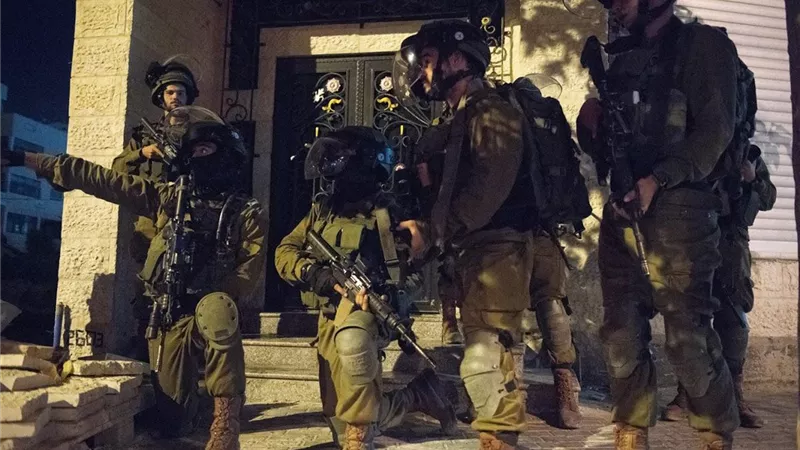 قوات الاحتلال تحاصر منازل شباب فلسطينيين في نابلس