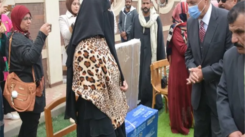 محافظ القليوبية يسلم مشروعات لـ 151 مواطن من مستفيدي تكافل وكرامة