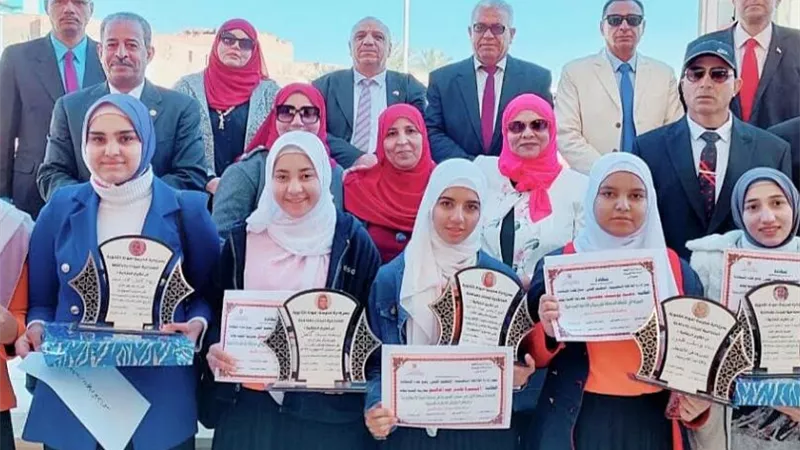 مدير تعليم الداخلة يشهد تكريم طالبات موط الفنية
