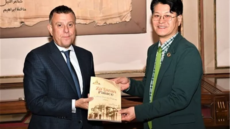 رئيس جامعة عين شمس يبحث سبل التعاون مع 