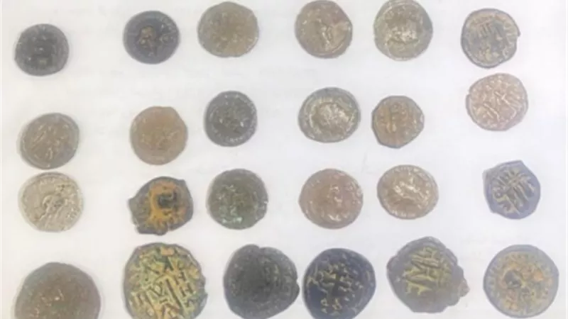 ضبط شخص لحيازته عملات معدنية أثرية بمطار الغردقة