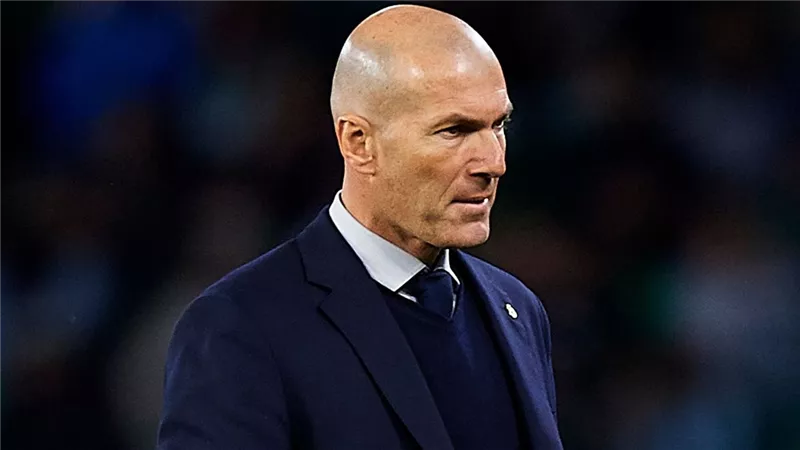 الخليفي يقترب من الإطاحة بالمدير الرياضي لباريس بسبب زيدان