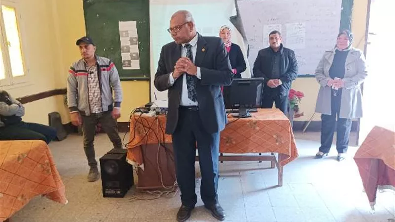 مدير عام التعليم يتابع تدريب ١٠٥ معلم علي التحول الرقمي بنجع حماد
