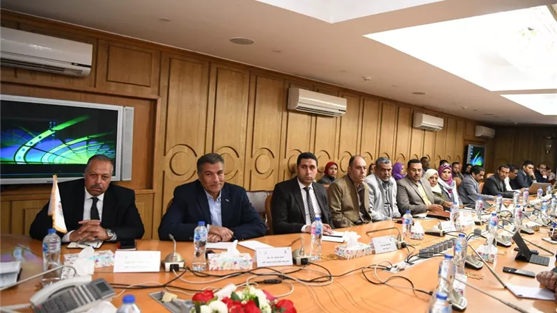 محافظ قنا يبحث مع وفد البنك الدولي مقترح خطة العام المالي الجديد