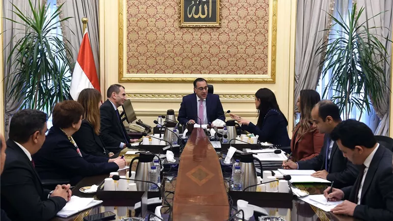 رئيس الوزراءيلتقي نائب رئيس البنك الأوروبي لإعادةالإعمار والتنمية