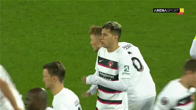 شاهد ..سبورتنج لشبونة يسجل أغرب هدف بالدورى الأوروبى أمام ميتلاند