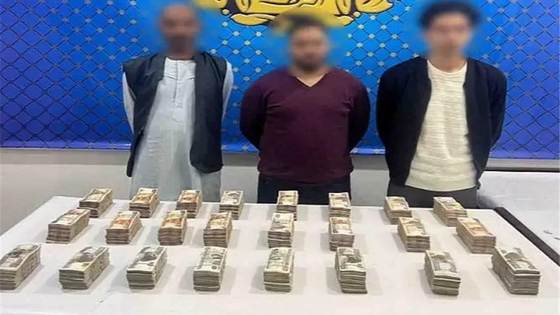 بحوزتهم 2 مليون جنيه .. ضبط 3 تجار عملة بالقاهرة