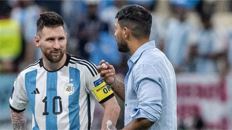 أجويرو : ميسي يفكر بجدية في إمكانية اللعب لناديه القديم