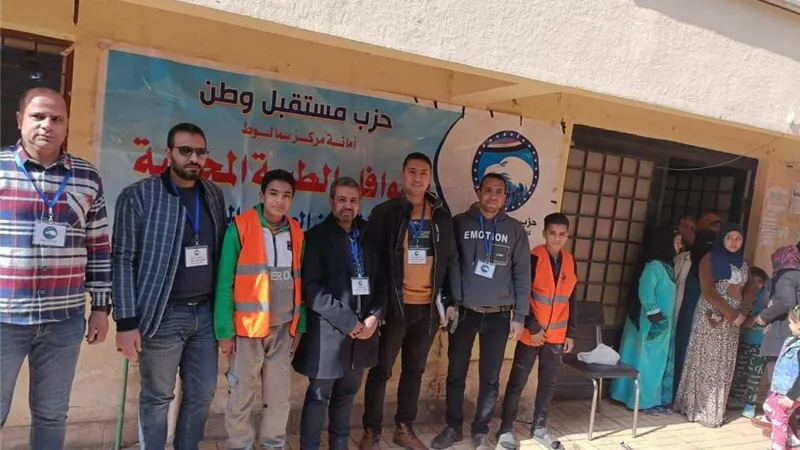 الكشف علي ٢٦٥ حالة في قافلة مستقبل وطن الطبية بسمالوط