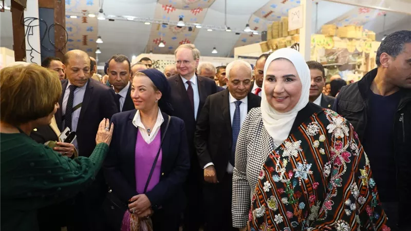 وزيرة البيئة تشارك في افتتاح معرض 