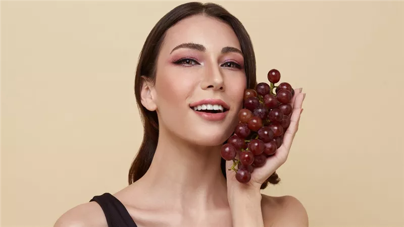 بالعنب والكيوي والعسل ..3 أقنعة طبيعية لبشرتك