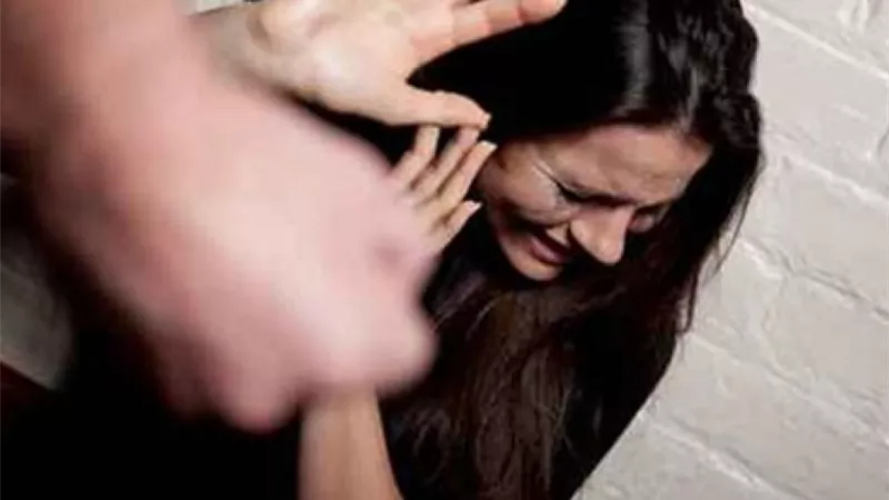 زوجة: زوجى يضربنى ويطالبنى بـ200 ألف جنية مقابل الطلاق