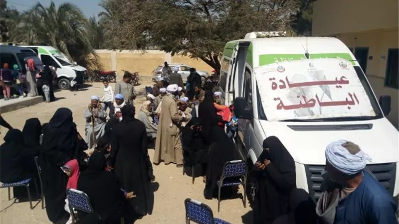 الكشف وعلاج 1327 مواطنا بقافلة طبية مجانية بمحافظ قنا
