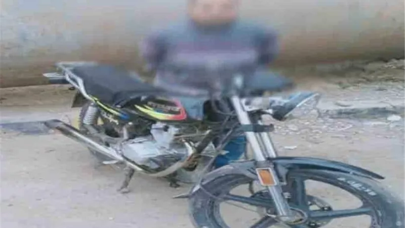 سقوط شخص سرق دراجة نارية بأسلوب 