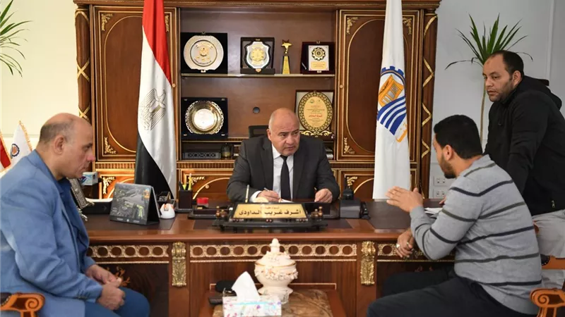 محافظ قنا يواصل استقبال المواطنين لبحث شكاواهم ومطالبهم