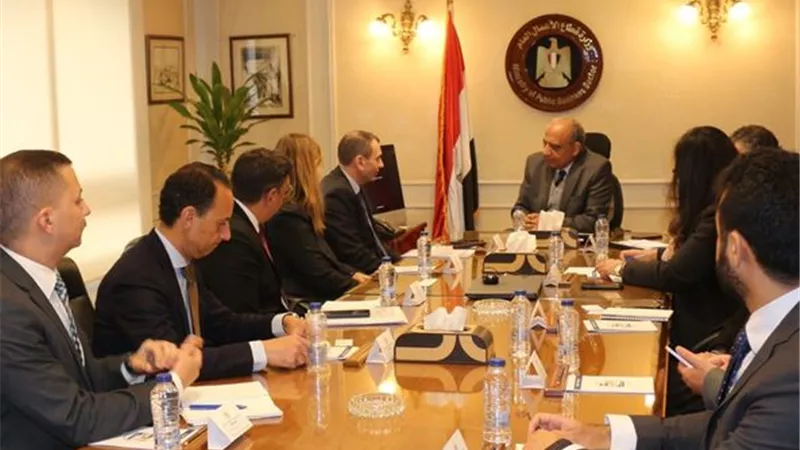 وزير قطاع الأعمال يبحث التعاون مع البنك الأوروبي لإعادة الإعمار