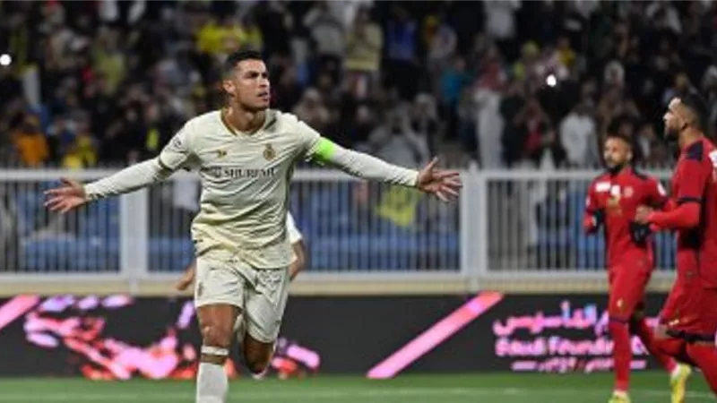 رونالدو يسجل هاتريك في الشوط الأول من مواجهة النصر السعودي وضمك