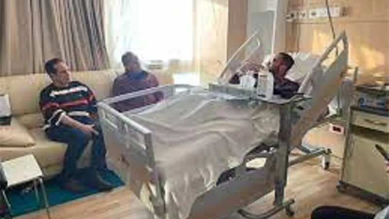 محمود الخطيب يزور المخرج احمد ثروت للاكئنان على صحته ..صور